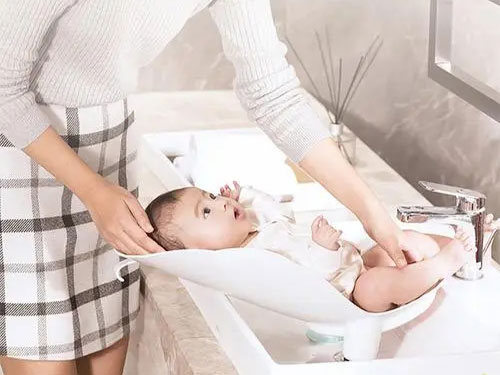 How to wash a baby's buttocks?